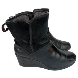 UGG Renatta Black Leather Wedge Ankle Boots Shearling Lined Size 7